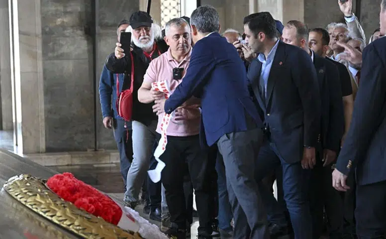 Anıtkabir’de bayram ziyareti: Çelenkteki unvan detayı gerginliğe yol açtı