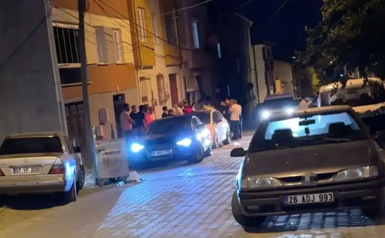 Eskişehir’de sokak ortasında vahşet: Müdahaleye giden polis memuru da yaralandı